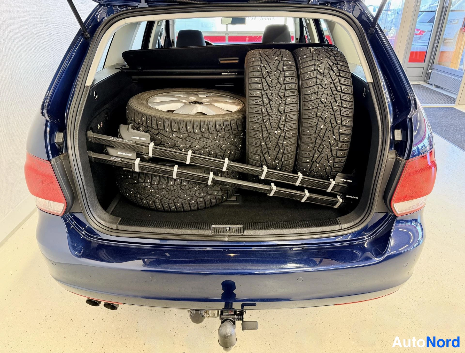 Sininen Volkswagen Golf 2011, takaa, kuva 13
