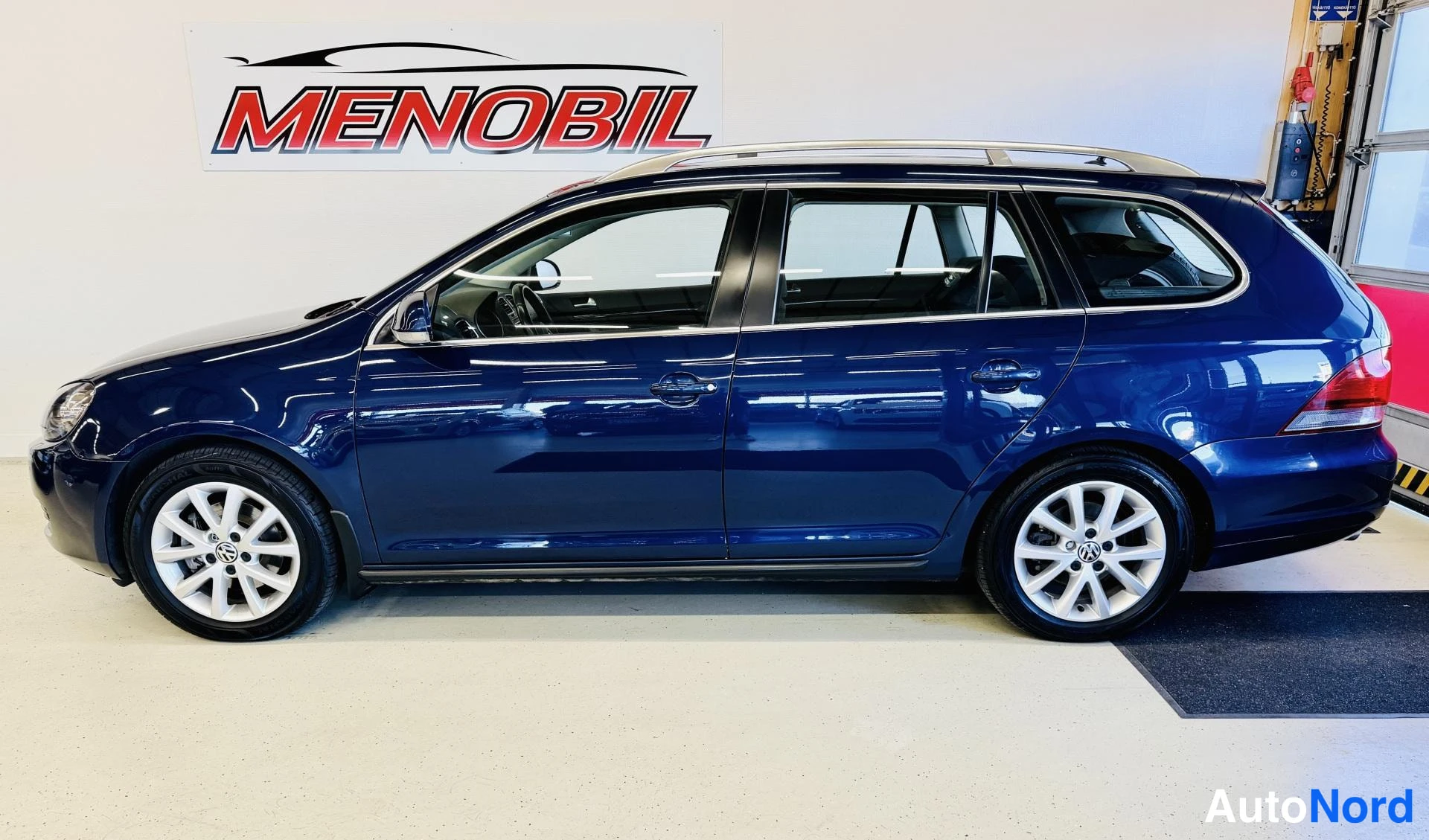 Sininen Volkswagen Golf 2011, sivulta, kuva 8