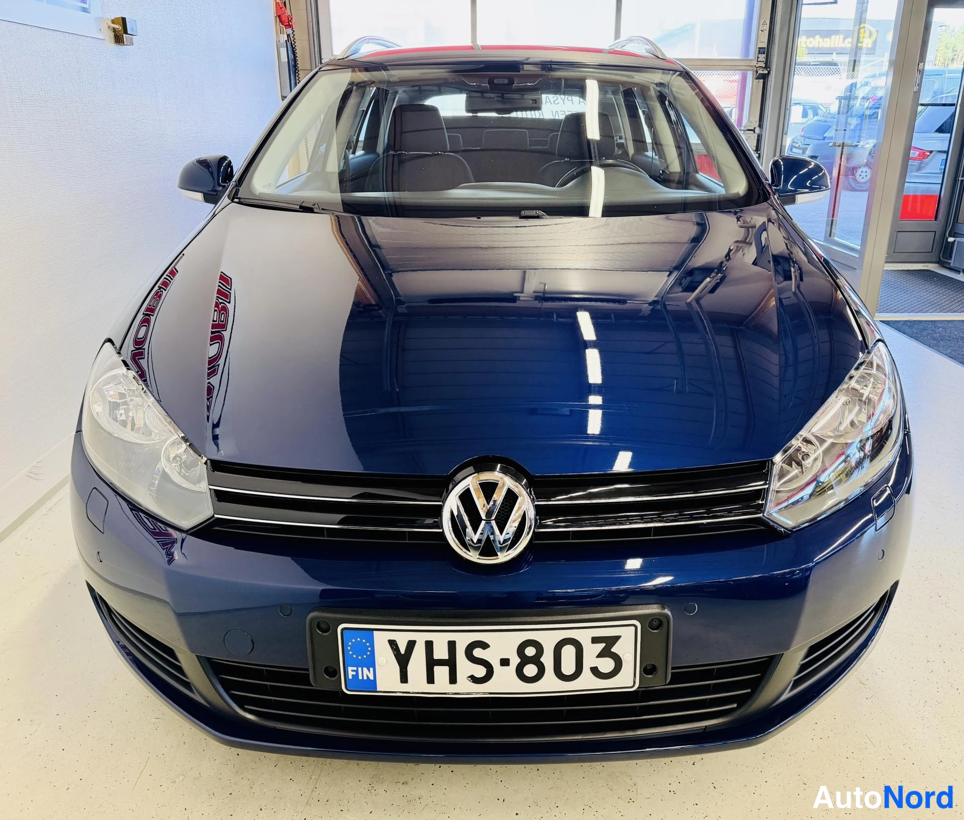 Sininen Volkswagen Golf 2011, edestä, kuva 3