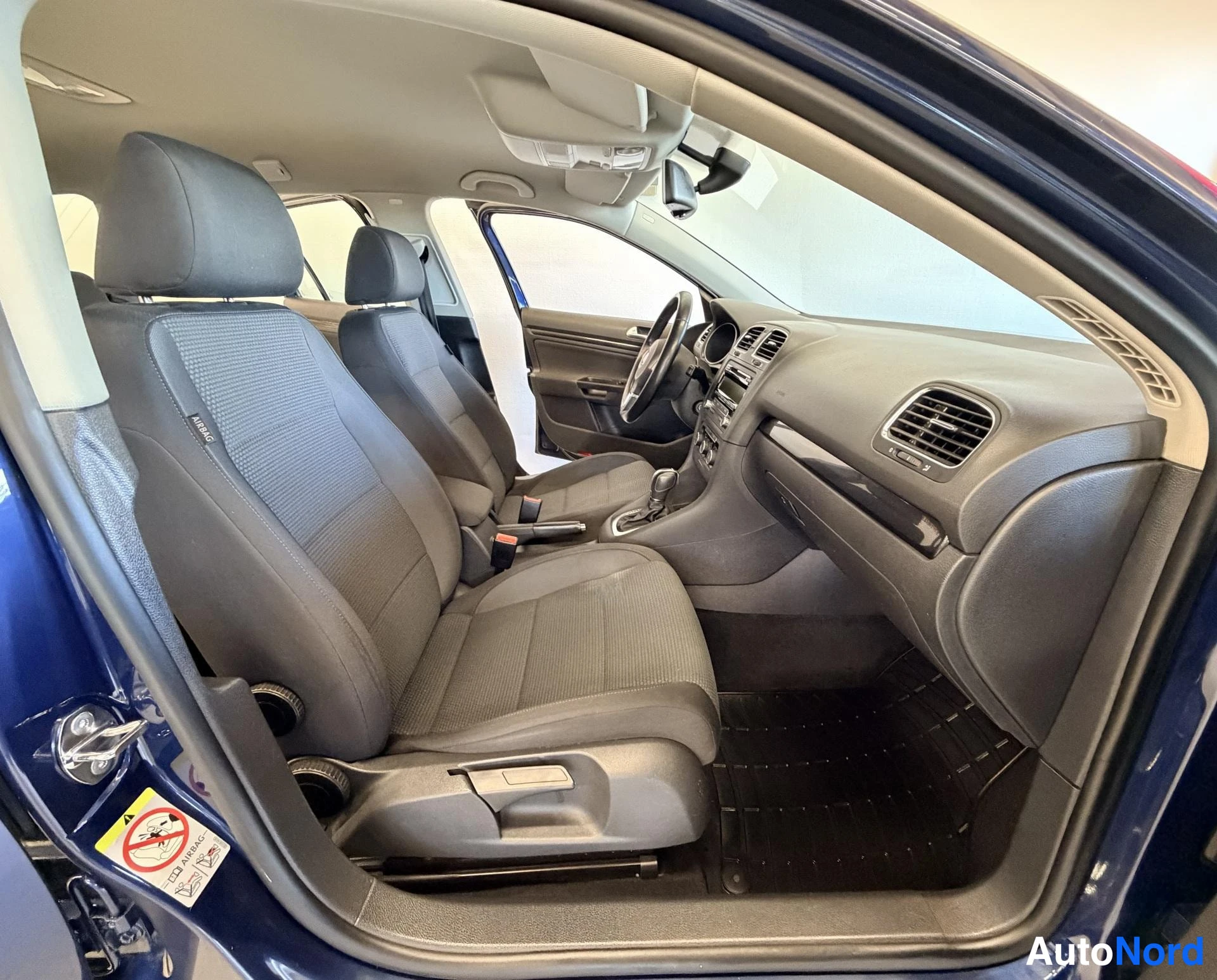 Sininen Volkswagen Golf 2011, edestä, kuva 7