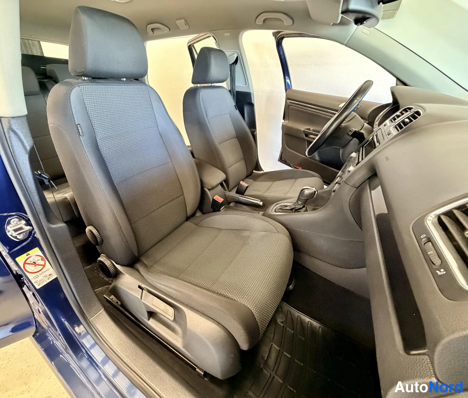 Sininen Volkswagen Golf 2011, edestä, kuva 4
