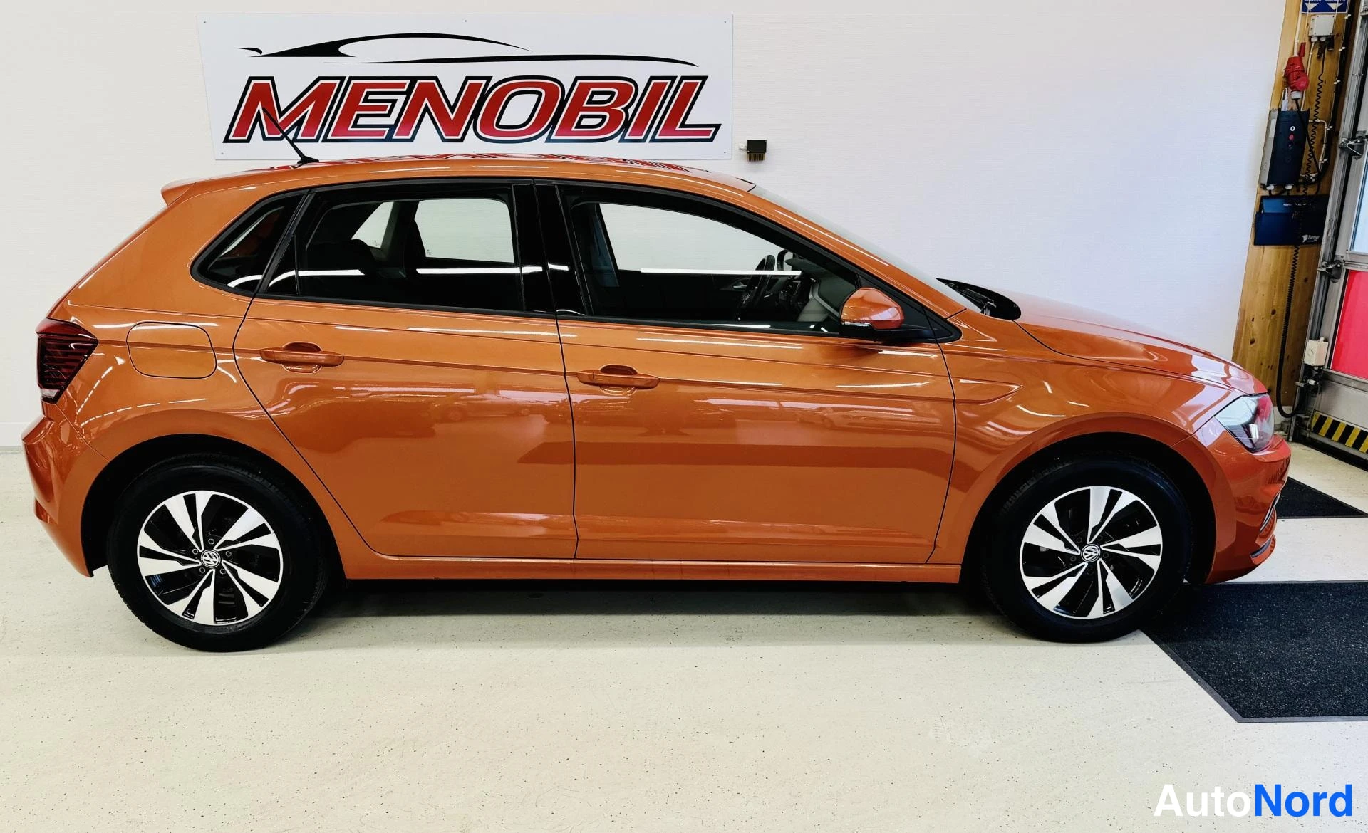 Oranssi Volkswagen Polo 2018, etuviisto, keula oikealle, kuva 2