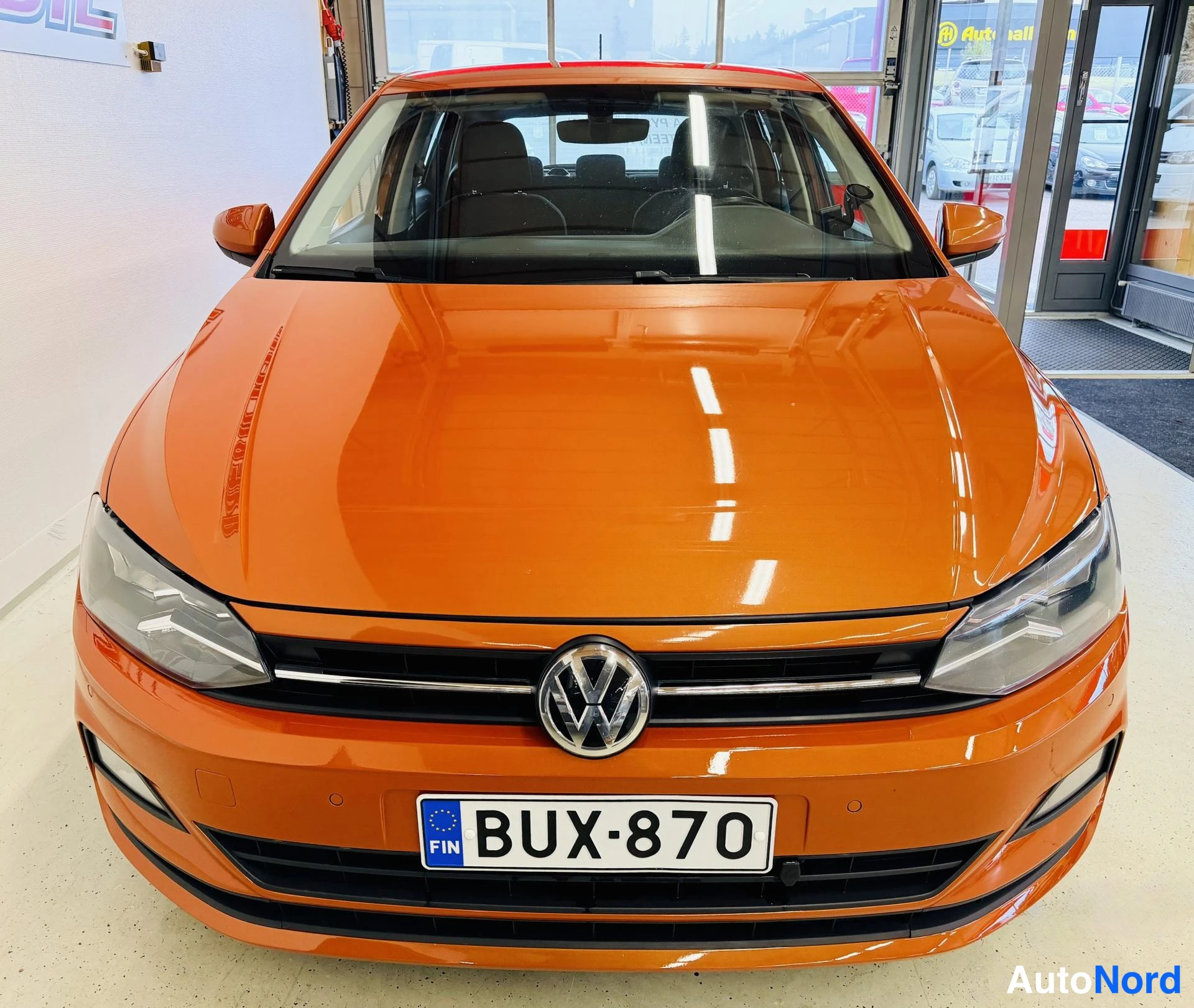 Oranssi Volkswagen Polo 2018, edestä, kuva 6