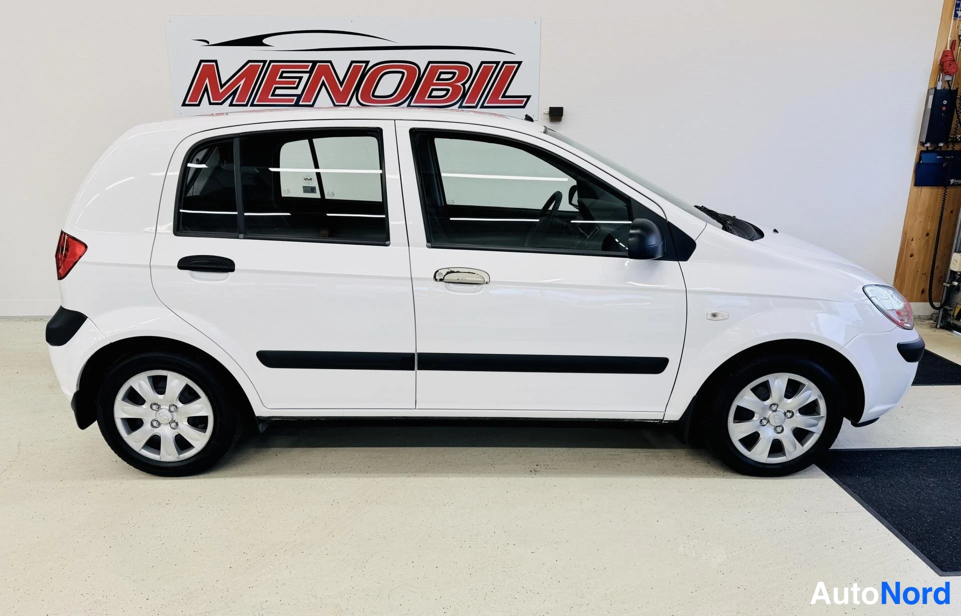 Valkoinen Hyundai Getz 2008, etuviisto, keula oikealle, kuva 2