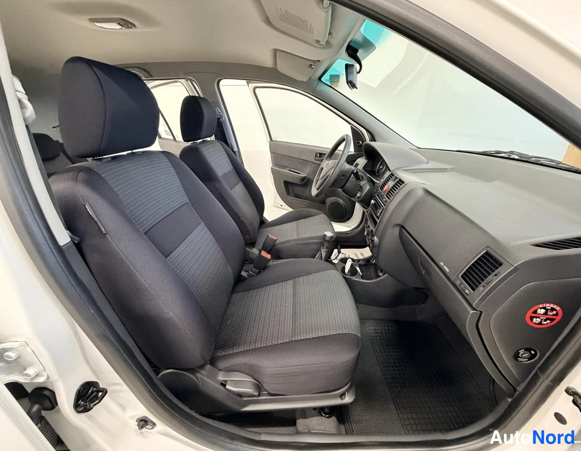 Valkoinen Hyundai Getz 2008, sivulta, kuva 6