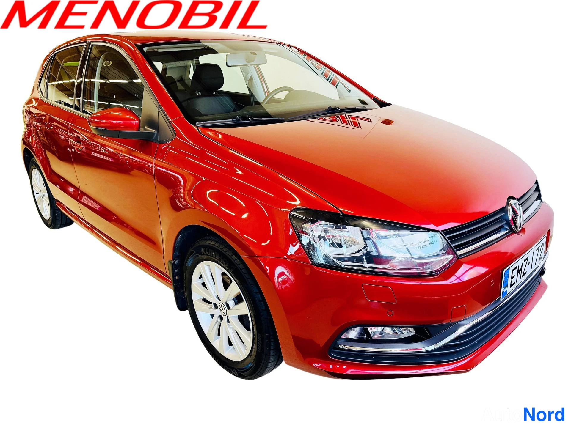 Punainen Volkswagen Polo 2015, etuviisto, keula oikealle, kuva 2