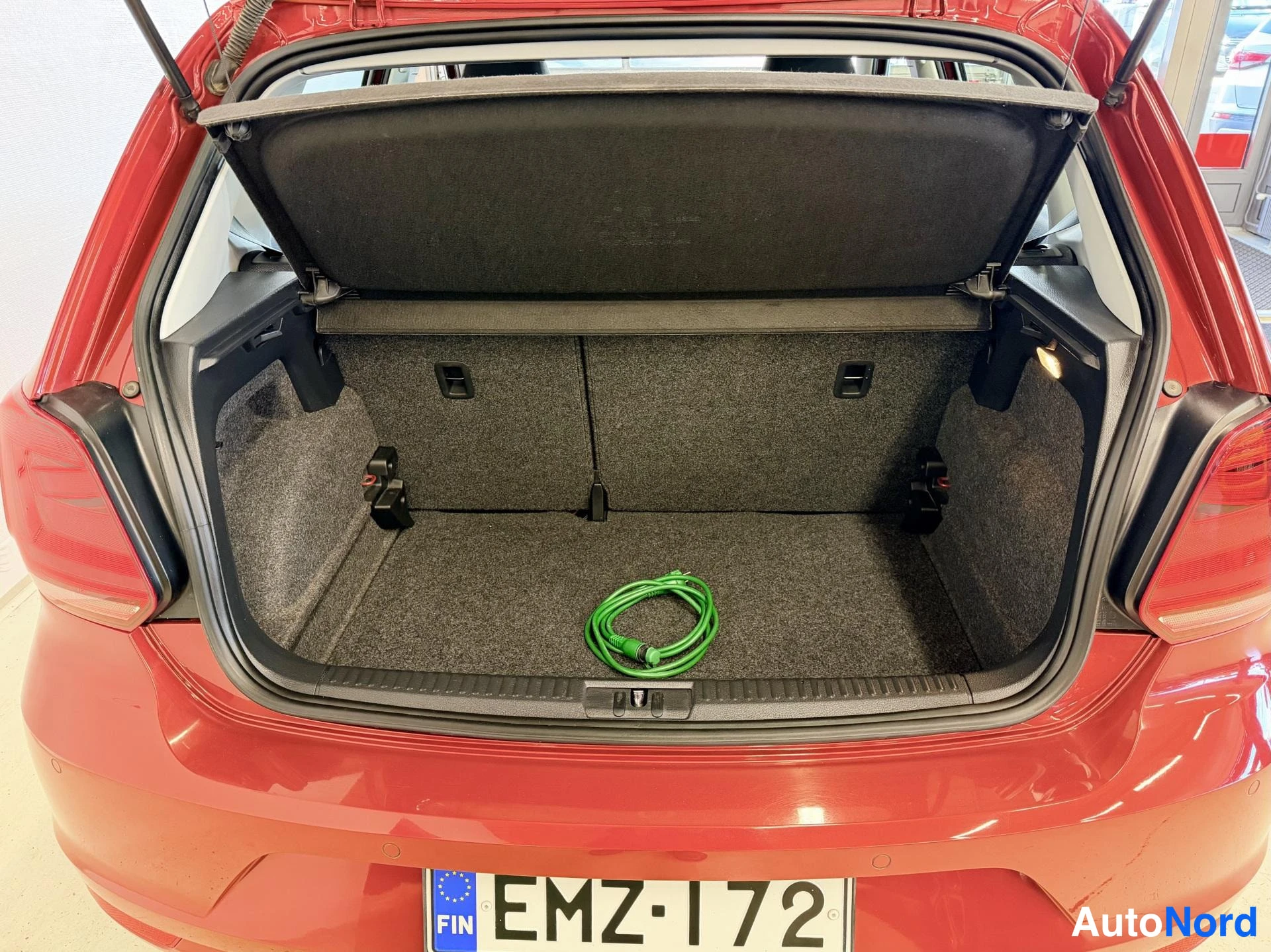 Punainen Volkswagen Polo 2015, takaa, kuva 9