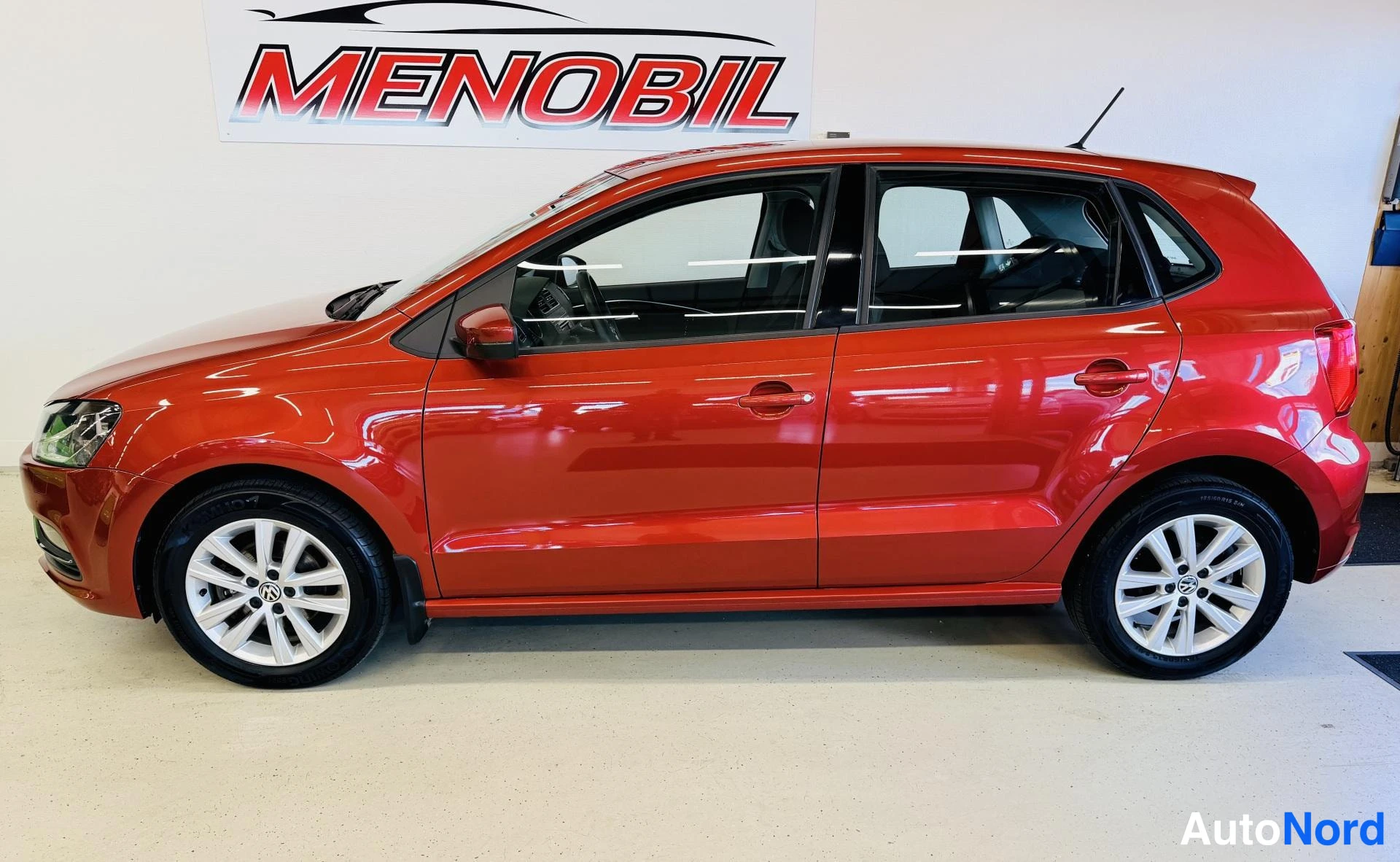 Punainen Volkswagen Polo 2015, sivulta, kuva 4