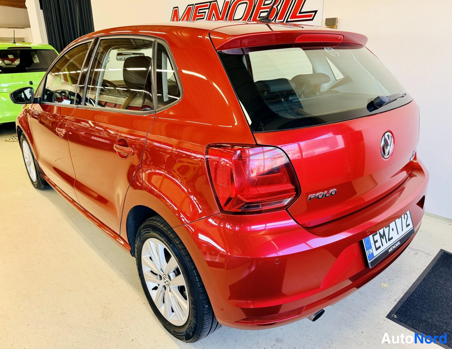 Punainen Volkswagen Polo 2015, takaviisto, kuva 6