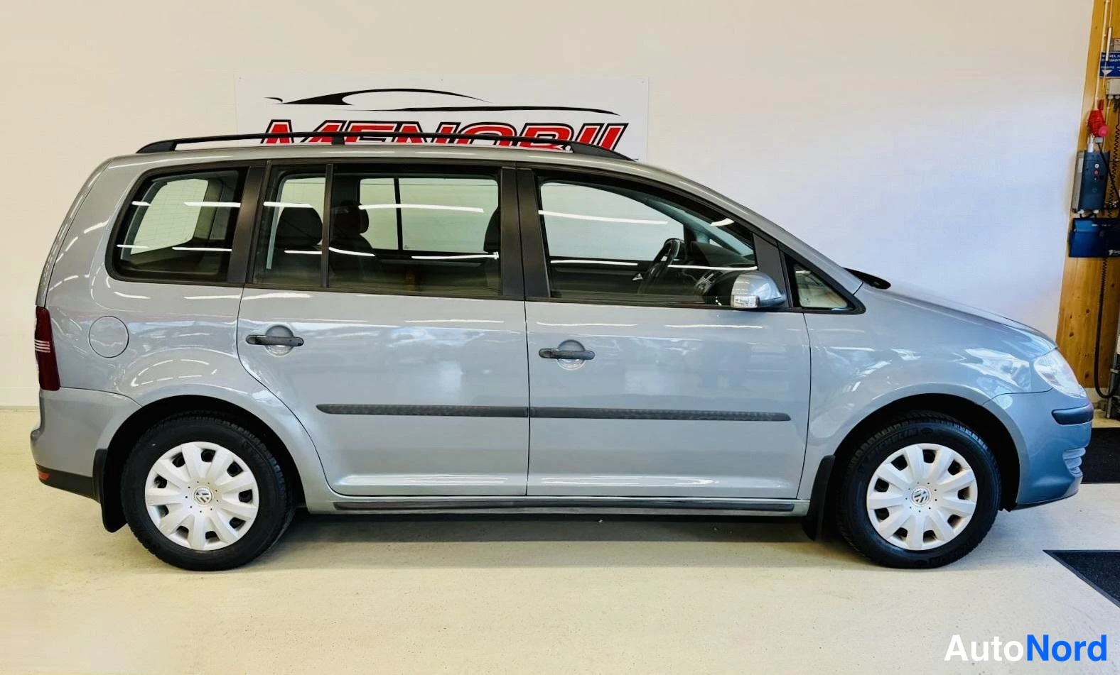 Hopea Volkswagen Touran 2008, etuviisto, keula oikealle, kuva 3