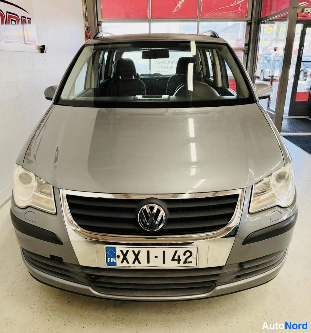 Hopea Volkswagen Touran 2008, edestä, kuva 4