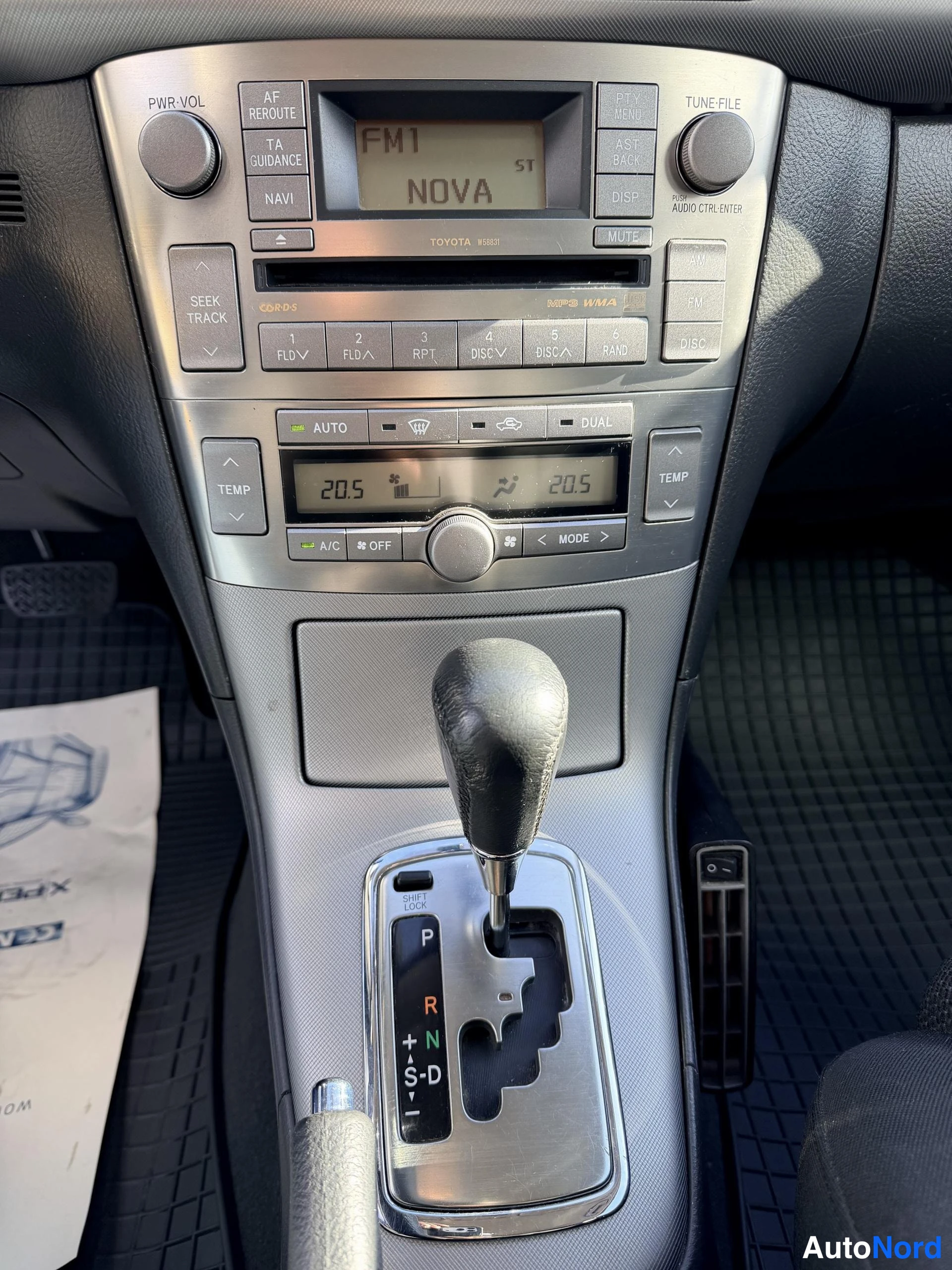 Hopea Toyota Avensis 2009, kuva 13
