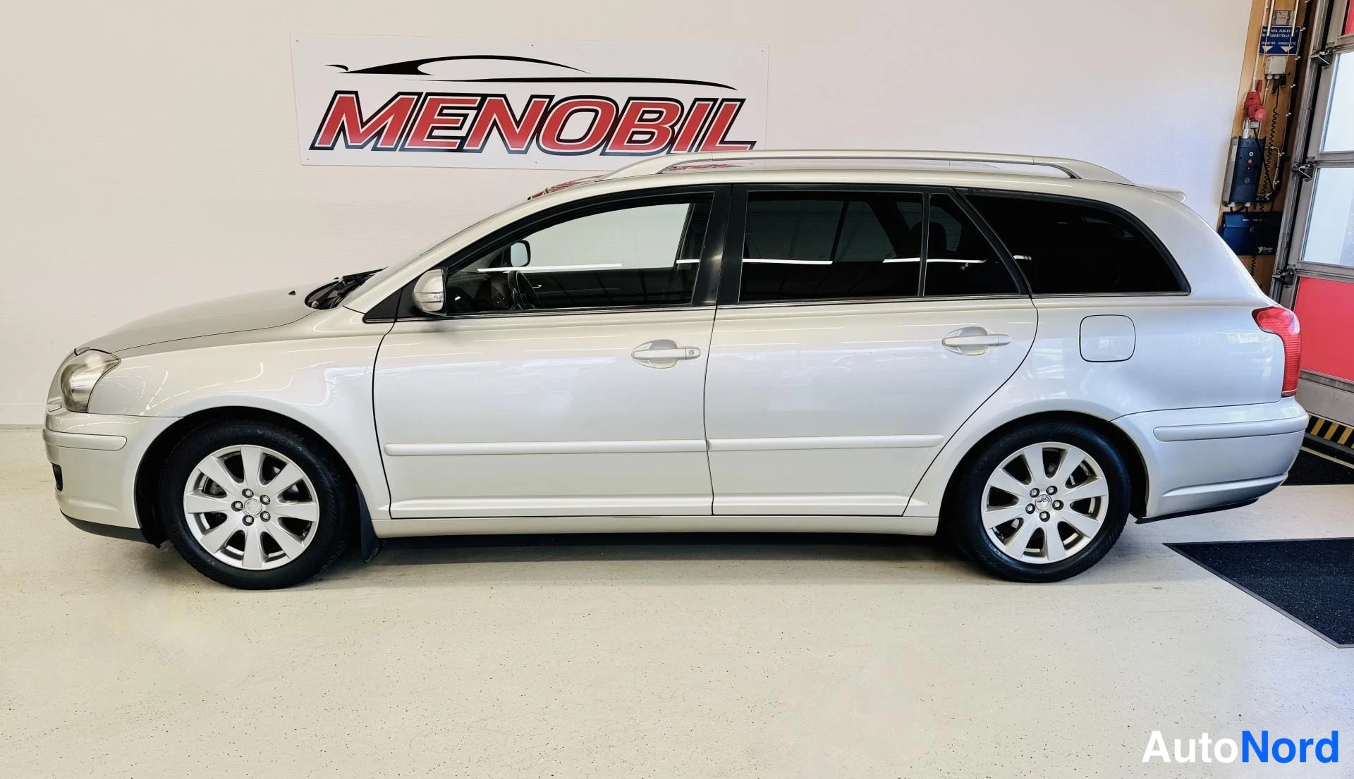 Hopea Toyota Avensis 2009, sivulta, kuva 5