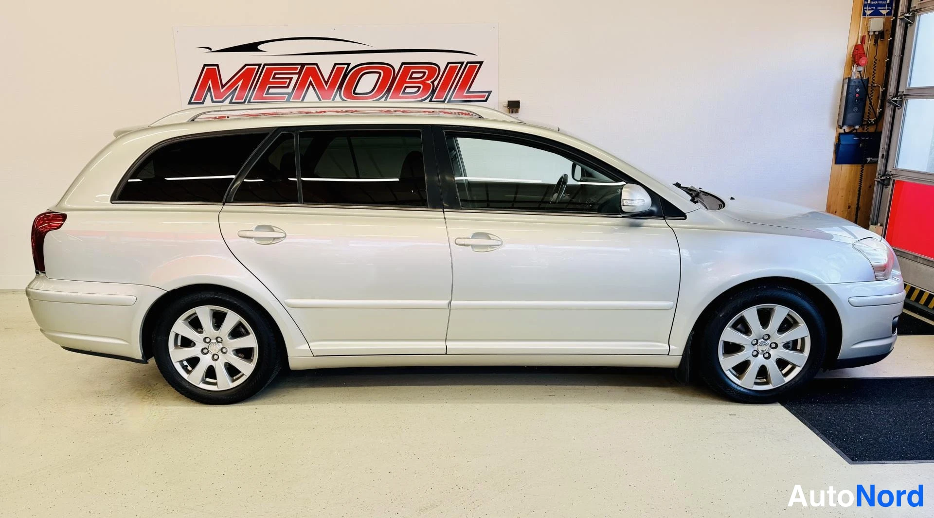 Hopea Toyota Avensis 2009, etuviisto, keula oikealle, kuva 2