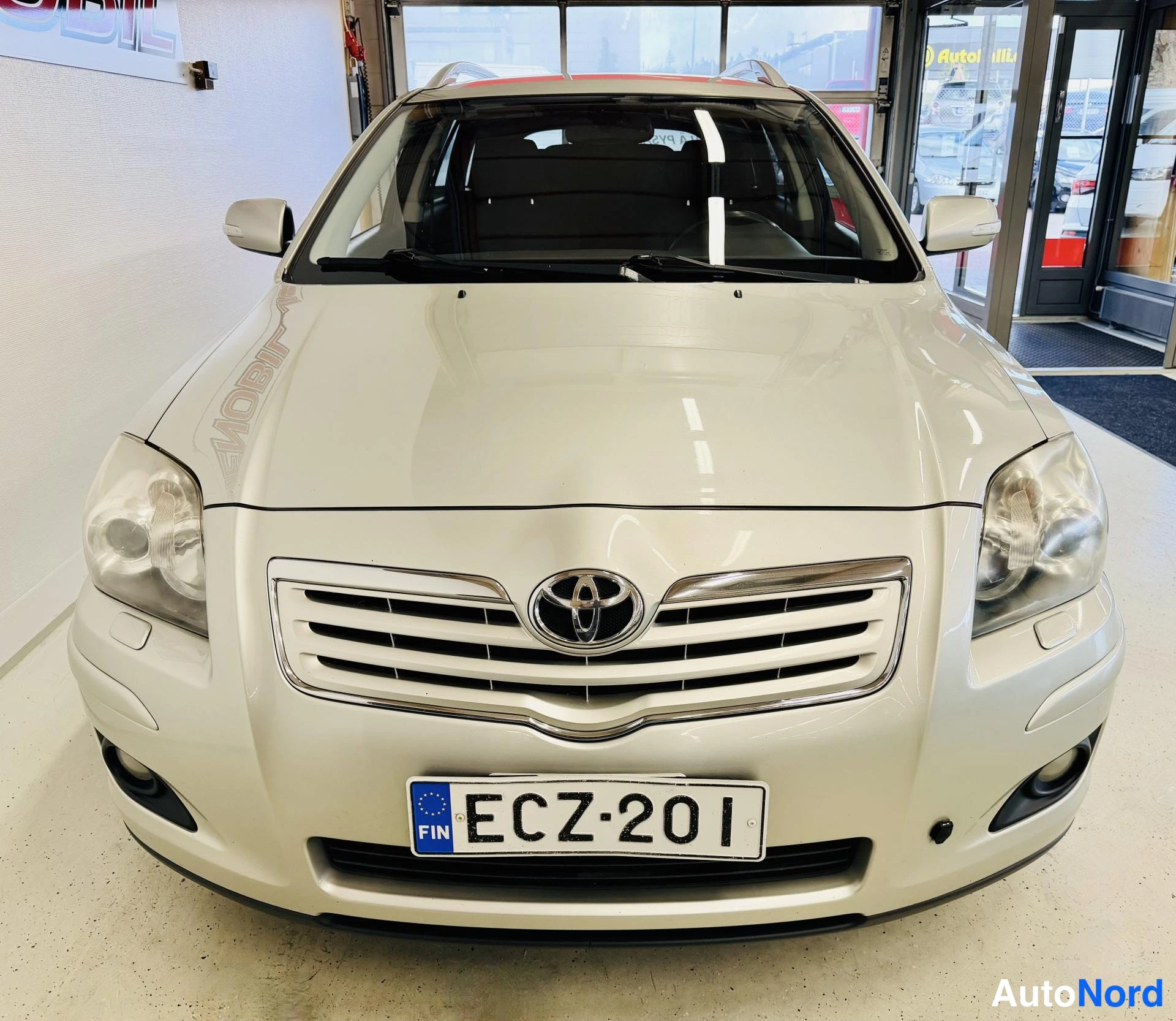 Hopea Toyota Avensis 2009, edestä, kuva 4