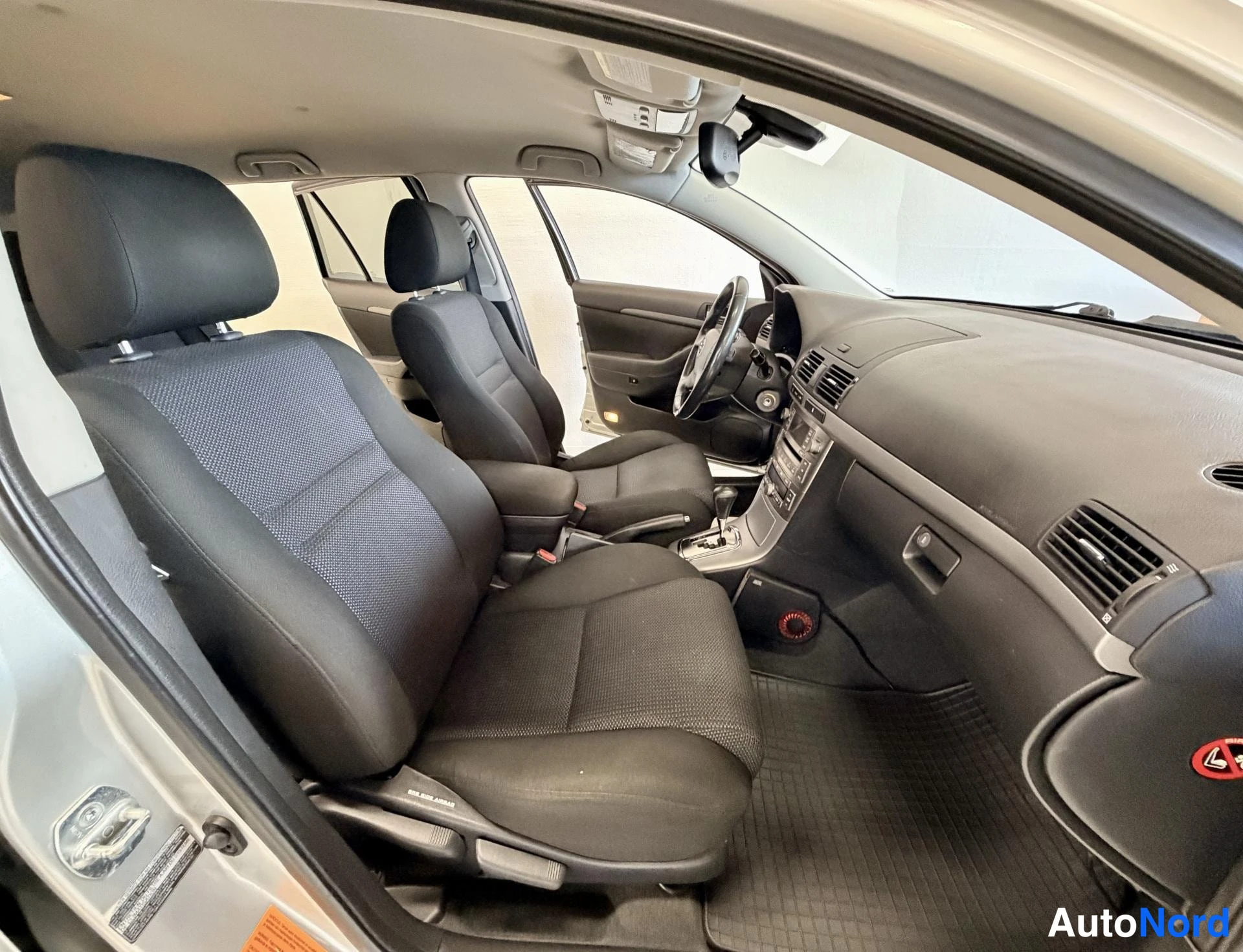 Hopea Toyota Avensis 2009, kuva 10