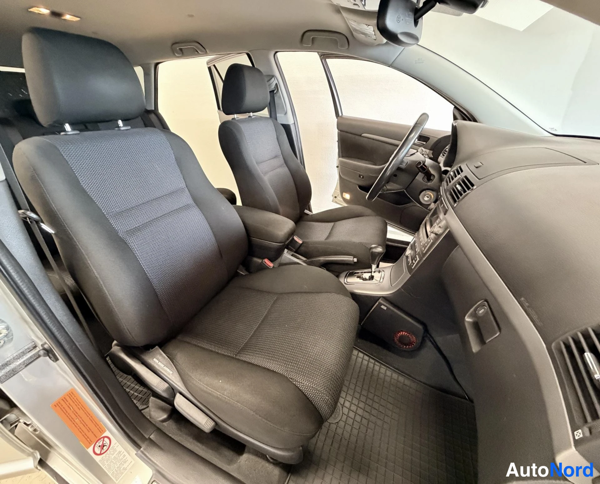 Hopea Toyota Avensis 2009, kuva 11