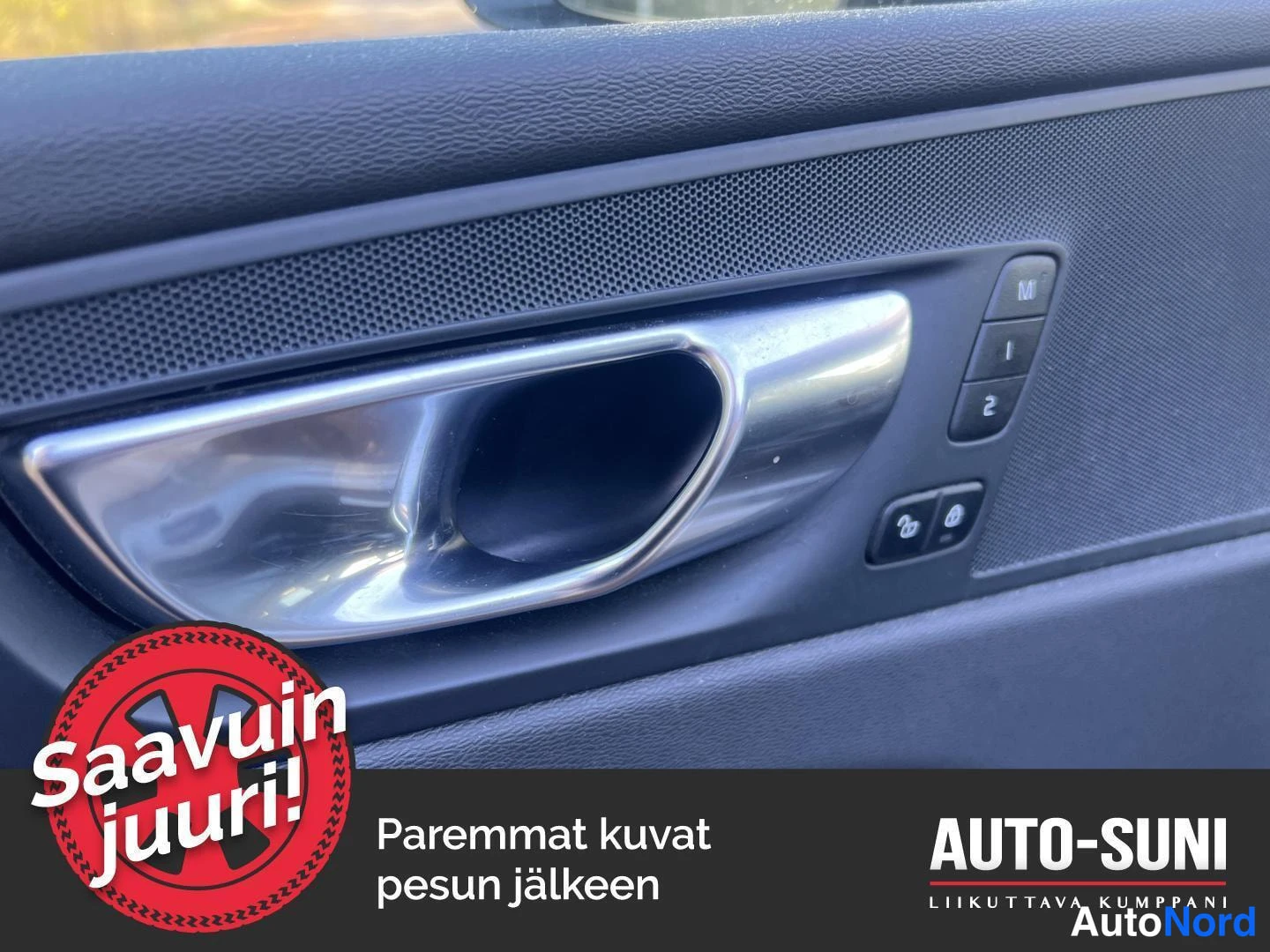 Muu: Oven sisäpaneeli: kromattu istuimen muistinpainikkeet M, 1 ja 2 sekä lukituspainike.