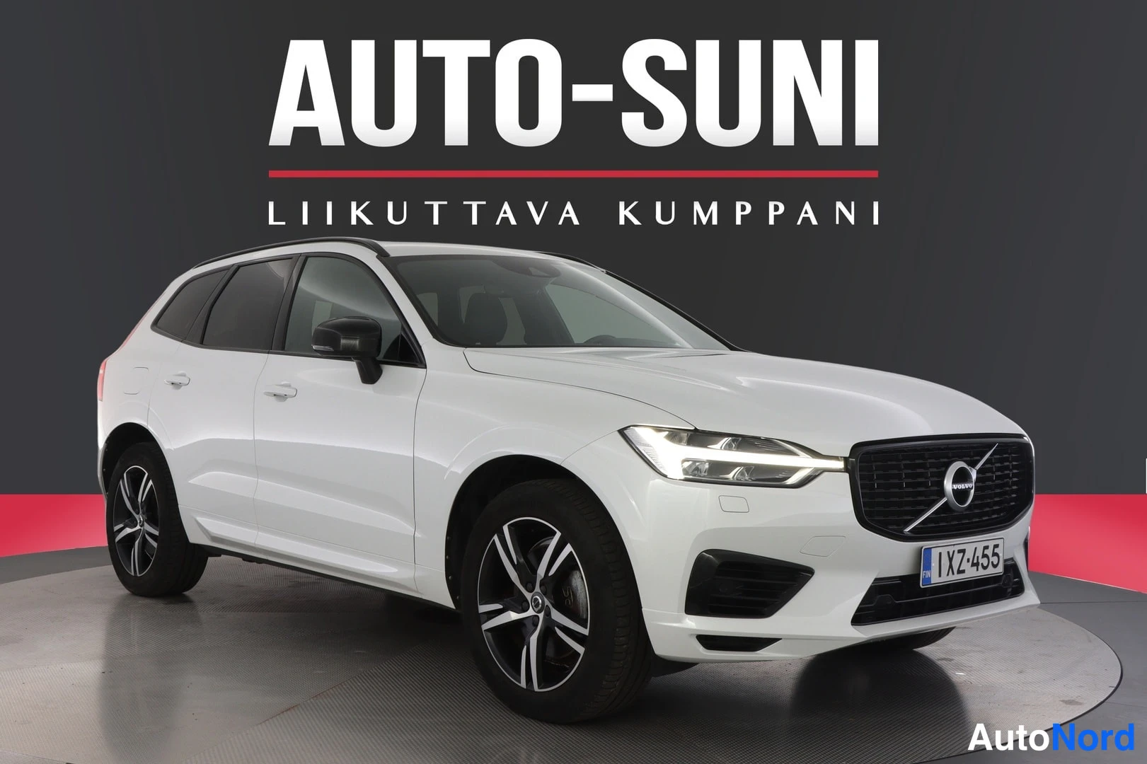 Valkoinen Volvo XC60 2021, etuviisto, keula oikealle, kuva 2
