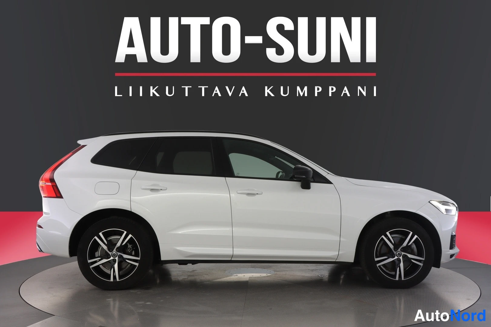 Valkoinen Volvo XC60 2021, etuviisto, keula oikealle, kuva 3
