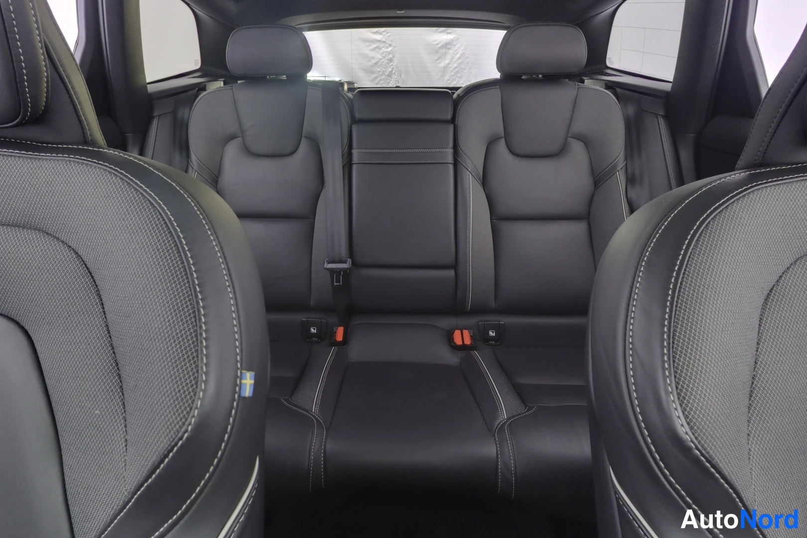 Valkoinen Volvo XC60 2021, takaistuimet, kuva 12