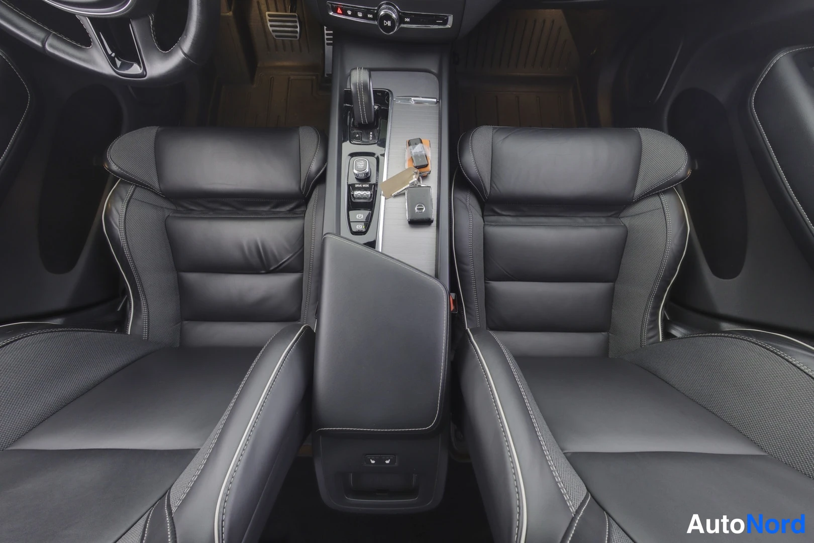 Valkoinen Volvo XC60 2021, etuistuimet, kuva 11