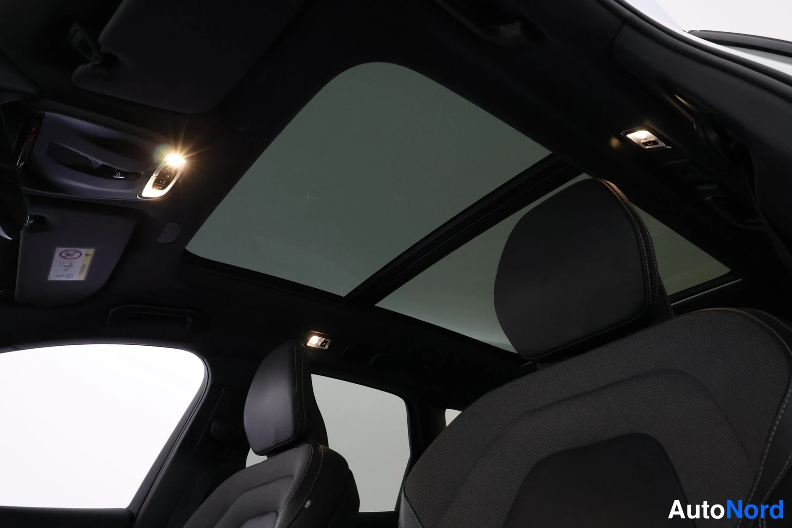 Valkoinen Volvo XC60 2021, ohjaamo, kuva 10