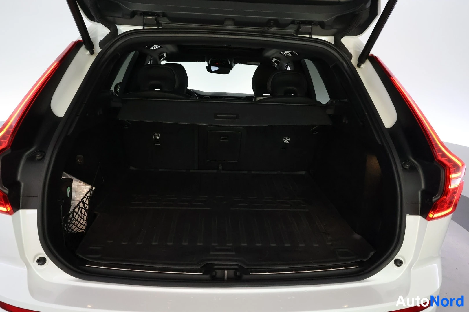 Valkoinen Volvo XC60 2021, tavaratila, kuva 14