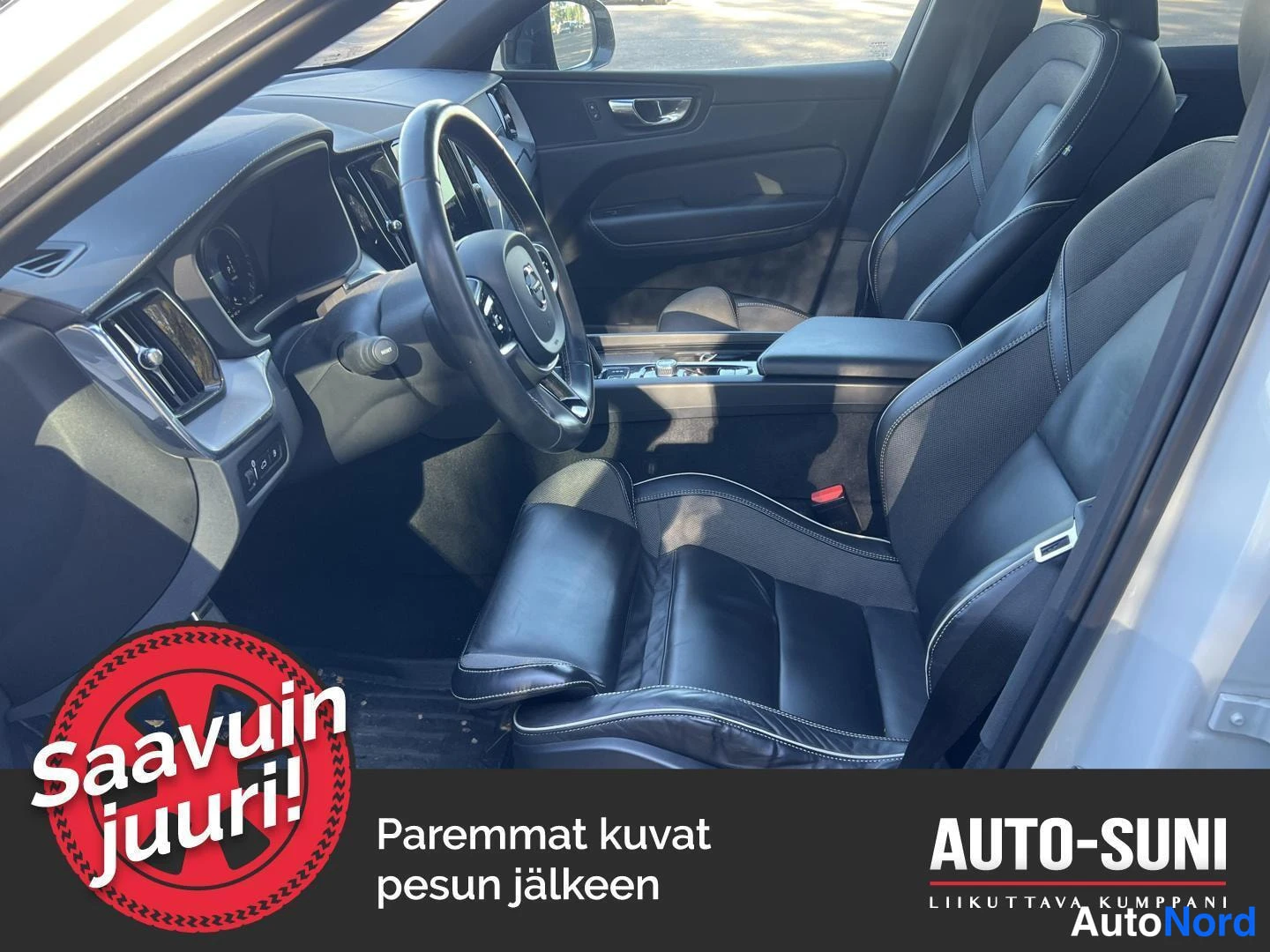 Muu: Auton etupenkki ja matkustamo penkeistä kuvattuna.