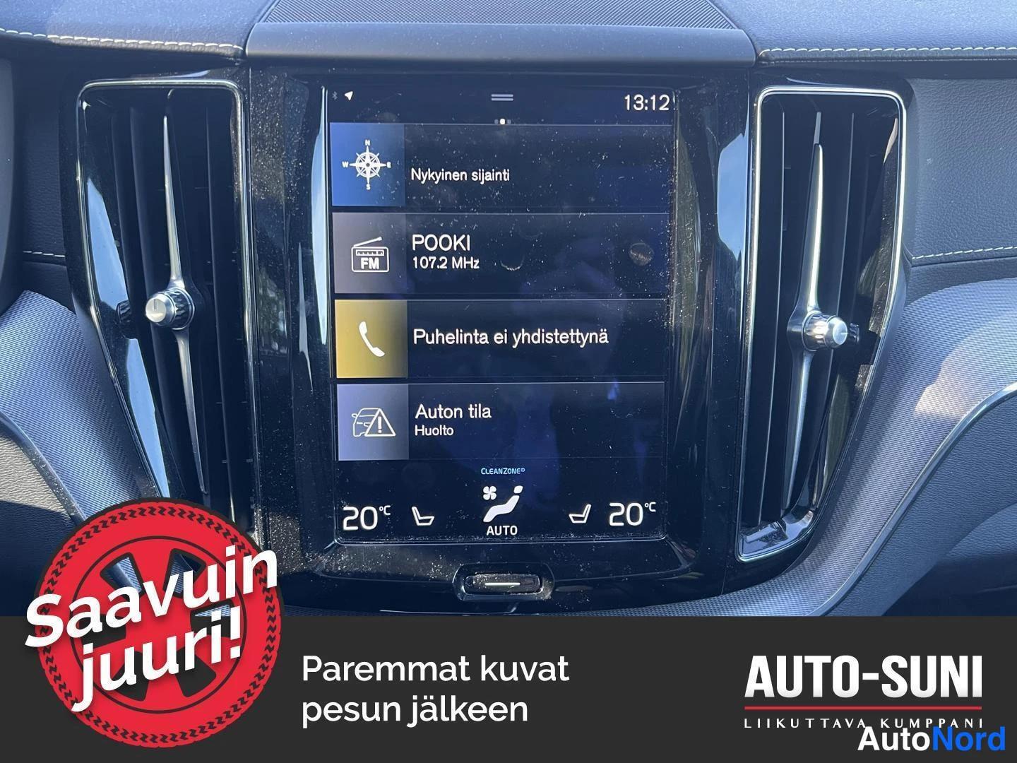 Muu: Kojelaudan keskinäyttö, jolla näkyy valikko teksteillä 'Nykyinen sijainti', 'POOKI 107,2 MHz', 'Puhelinta ei yhdistettyä' ja 'Auton tila Huolto'. Näytön alalaid