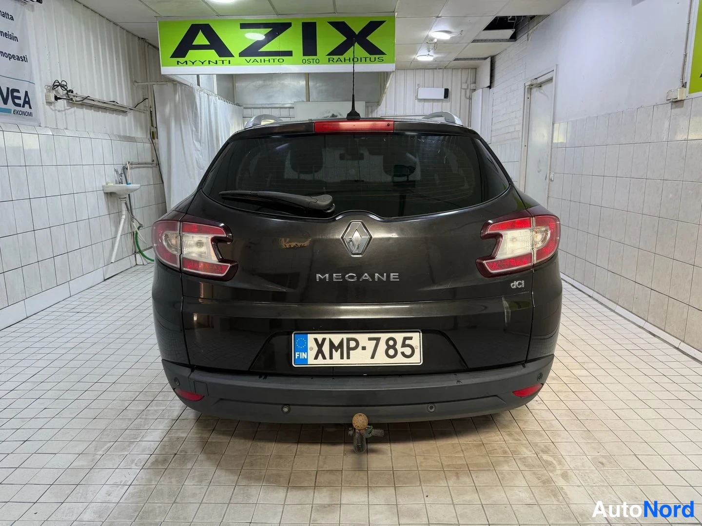Takaa: Musta Renault Megane Farmari takaa; rekisteritunnus ja mallimerkinnät Megane ja dCi näkyvissä takaluukussa.