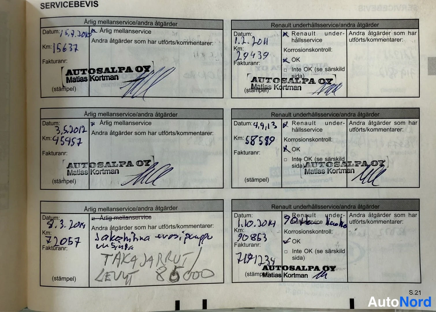Sivulta: SERVICEBEVIS-huoltopassivihko sivu S.21, jossa kuusi täytettyä huoltolaatikkoa vuosilta 2008–2014 ja Autosel­pan stamppa.