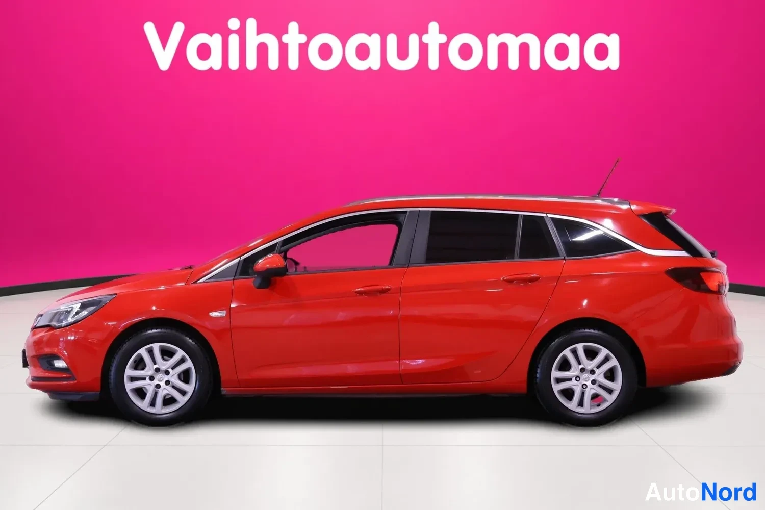 Punainen Opel Astra Sports Tourer 2019, etuviisto, keula vasemmalle, kuva 2