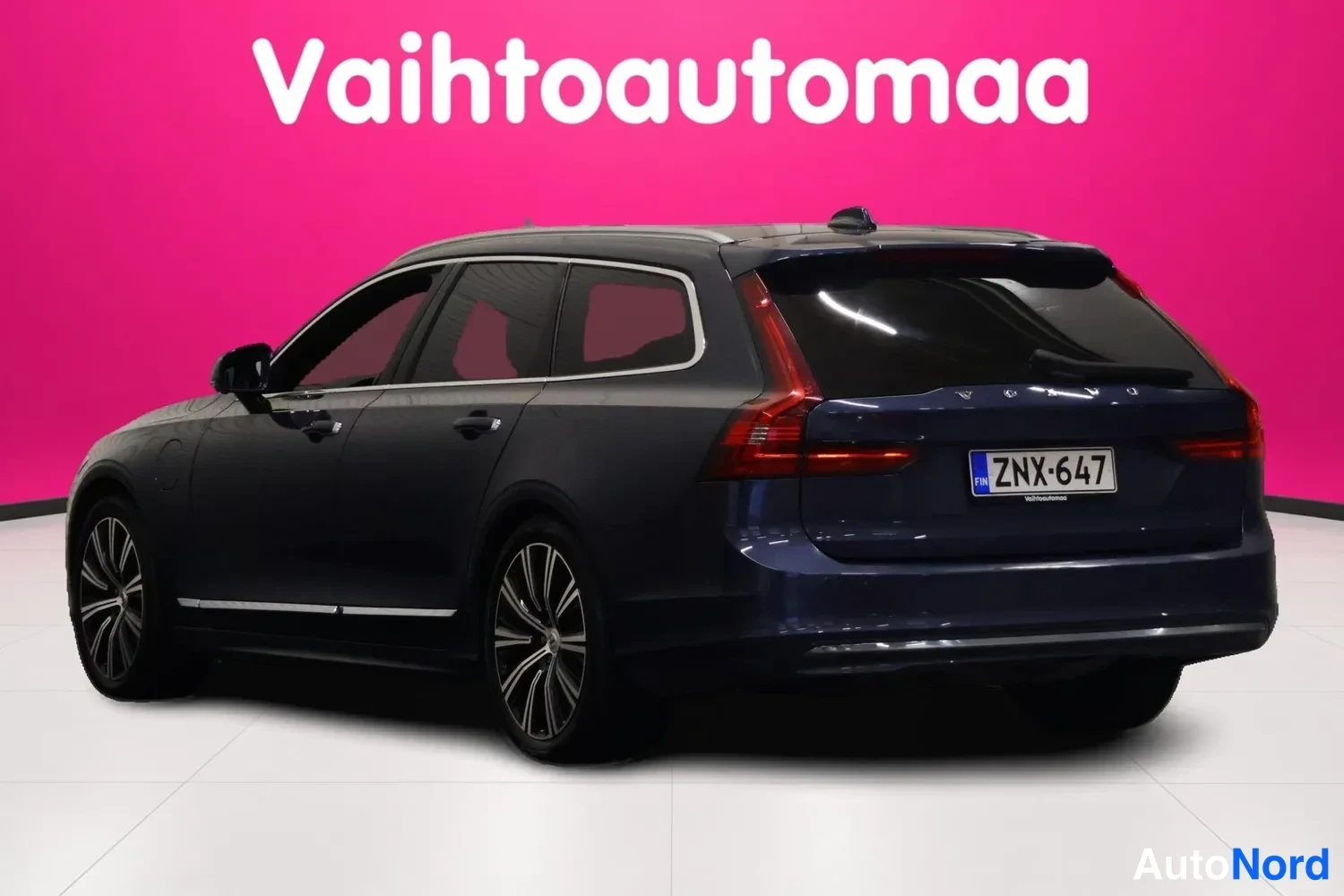 Takaviisto: Taka-ja-sivukulma tummansinisestä farmarista, rekisterikilpi näkyvissä.