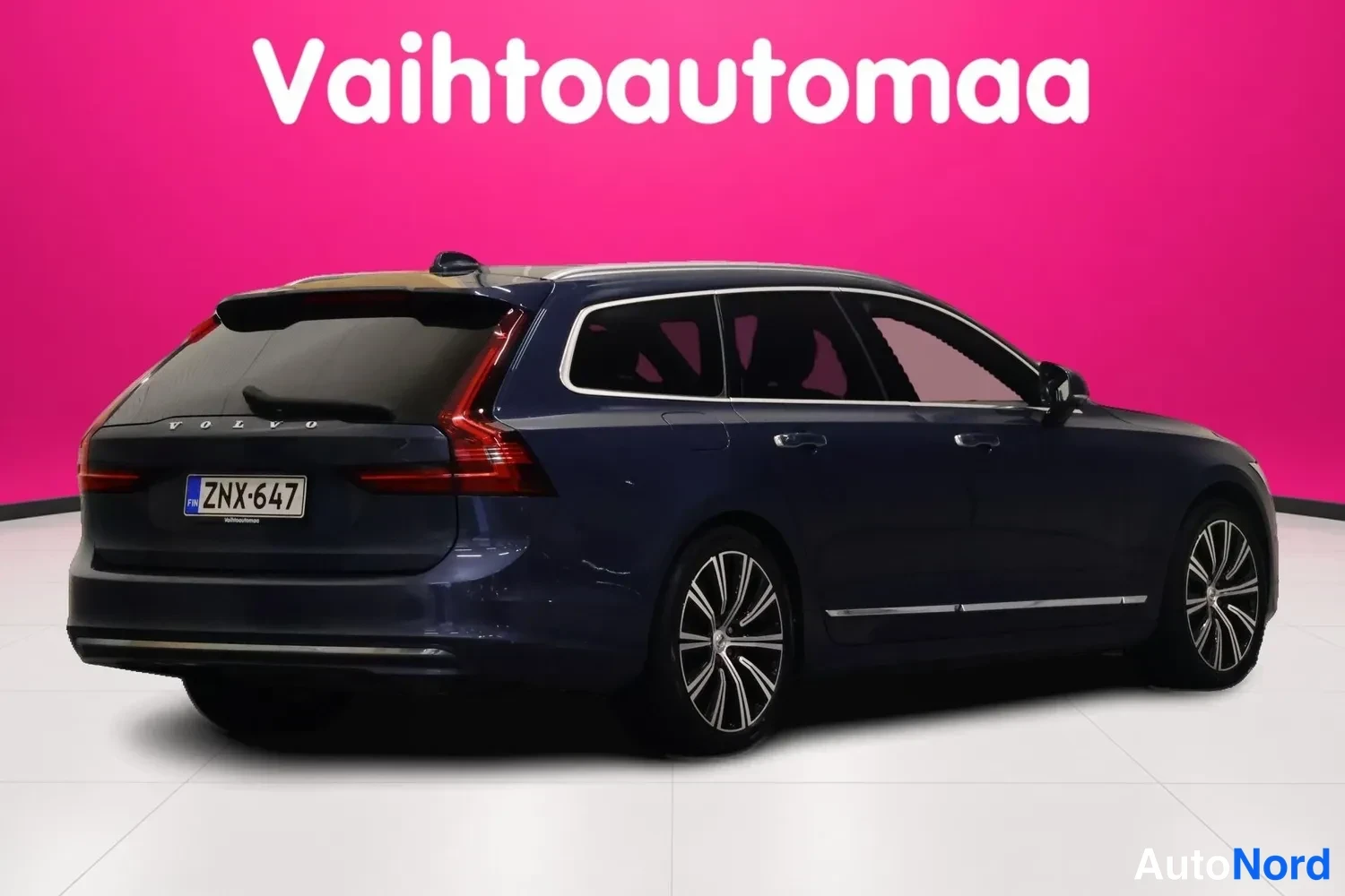 Takaviisto: Auton takaosa kolmanneskulmassa vasemmalta, rekisteritunnus, kokoväri tummansininen.