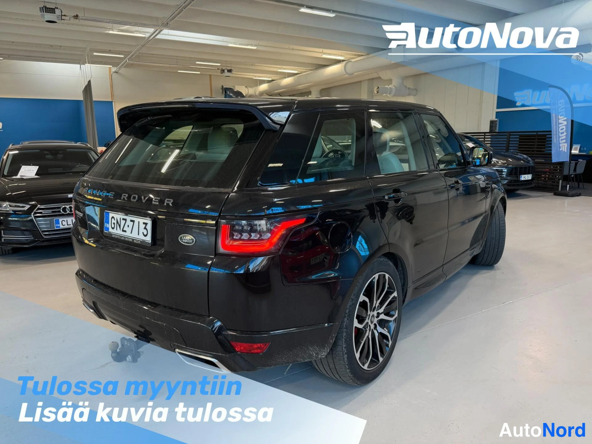 Takaviisto: Mustan Range Rover Sportin takakulmanäkymä sisätiloissa, takana.