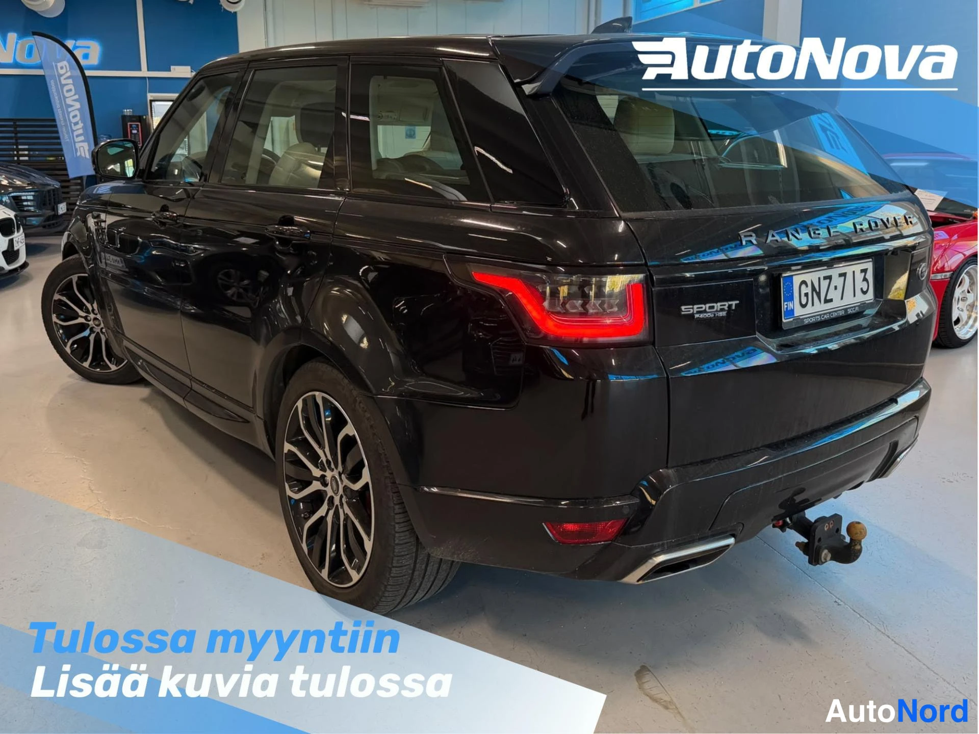 Takaviisto: Mustan Range Rover Sportin takakulma lähempänä sivua, ja SPORT-teksti näkyvät.