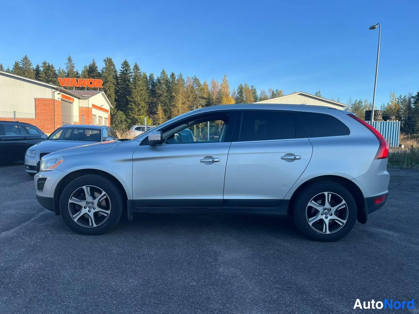 Sivulta: Volvo XC60 -farmari sivulta vasemmalta, hopeinen.