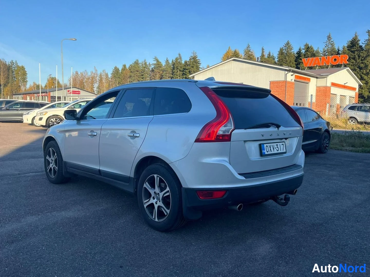 Takaviisto: Volvo XC60 -farmari kolmella neljäsosasta takaa oikealle, hopeinen, rekisteritunnus.