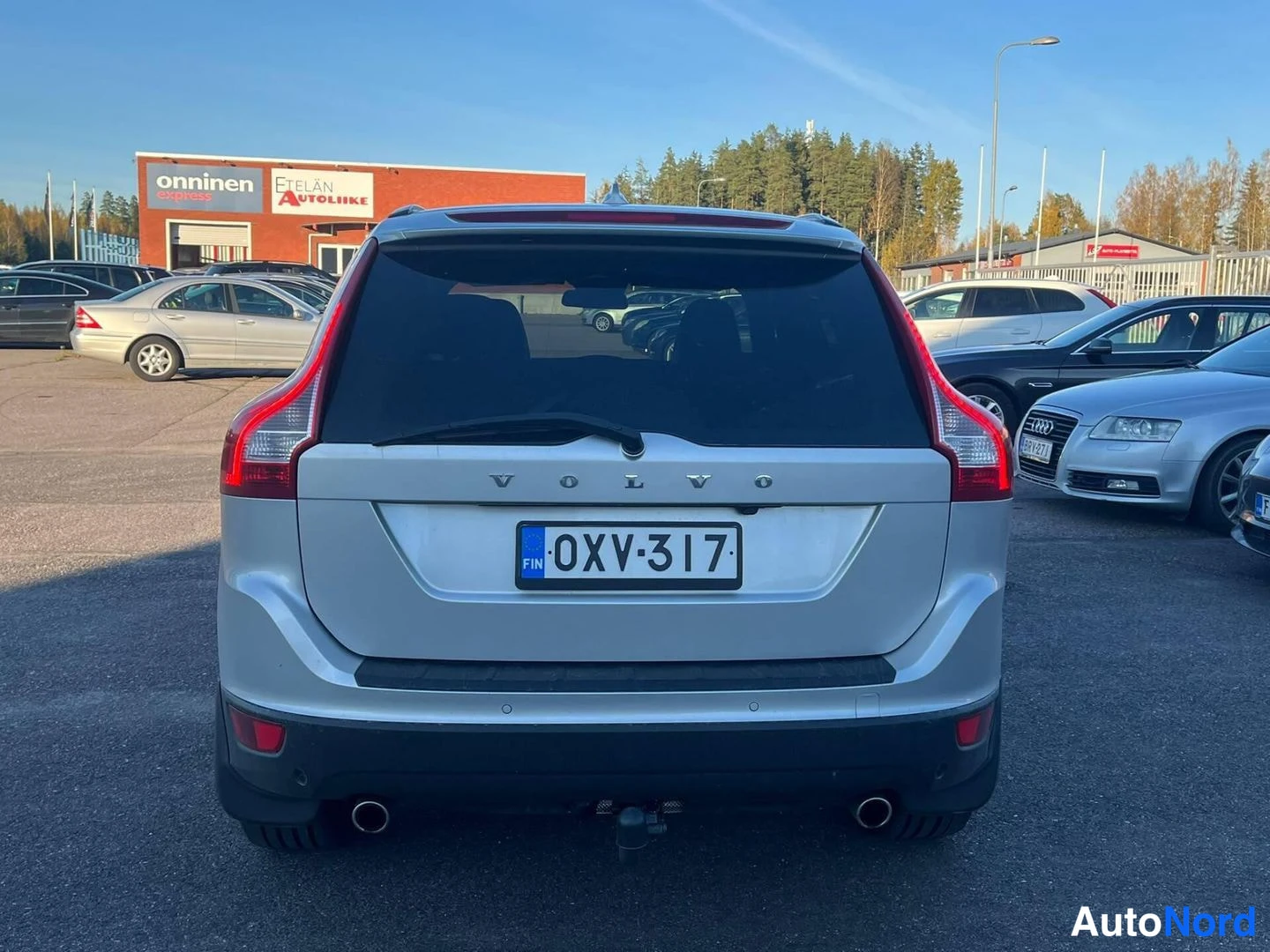 Takaa: Volvo XC60 -farmari suoraan takaa, hopeinen, rekisteritunnus.