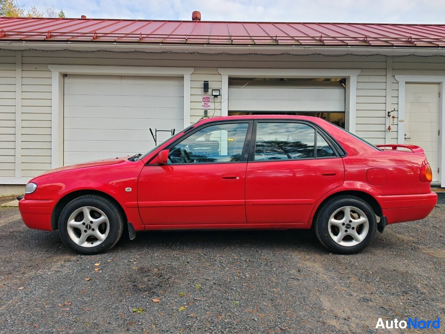 Punainen Toyota Corolla 2000, sivulta, kuva 4