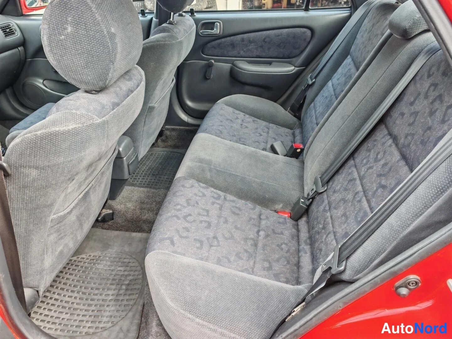 Punainen Toyota Corolla 2000, kuva 13