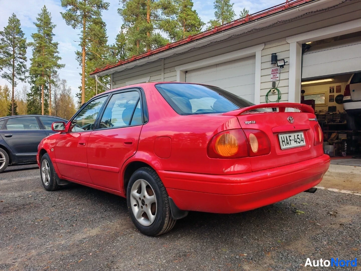 Punainen Toyota Corolla 2000, takaviisto, kuva 6