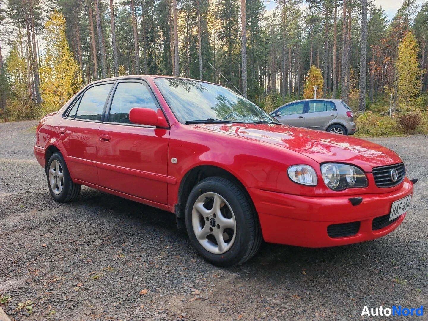 Punainen Toyota Corolla 2000, etuviisto, keula oikealle, kuva 2