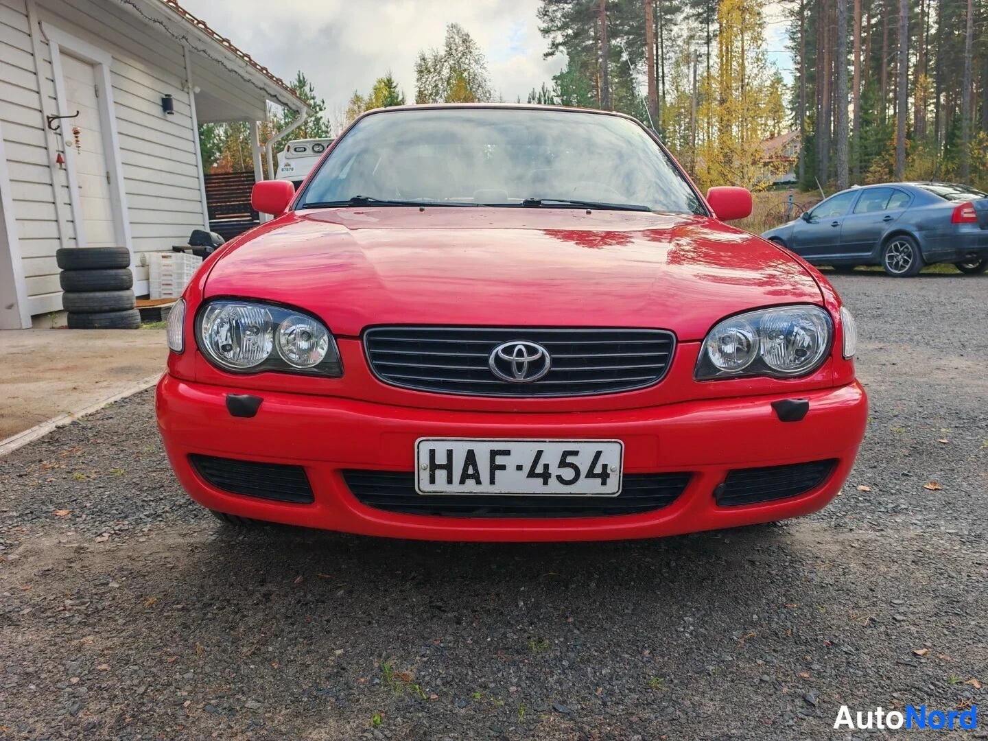 Punainen Toyota Corolla 2000, edestä, kuva 3