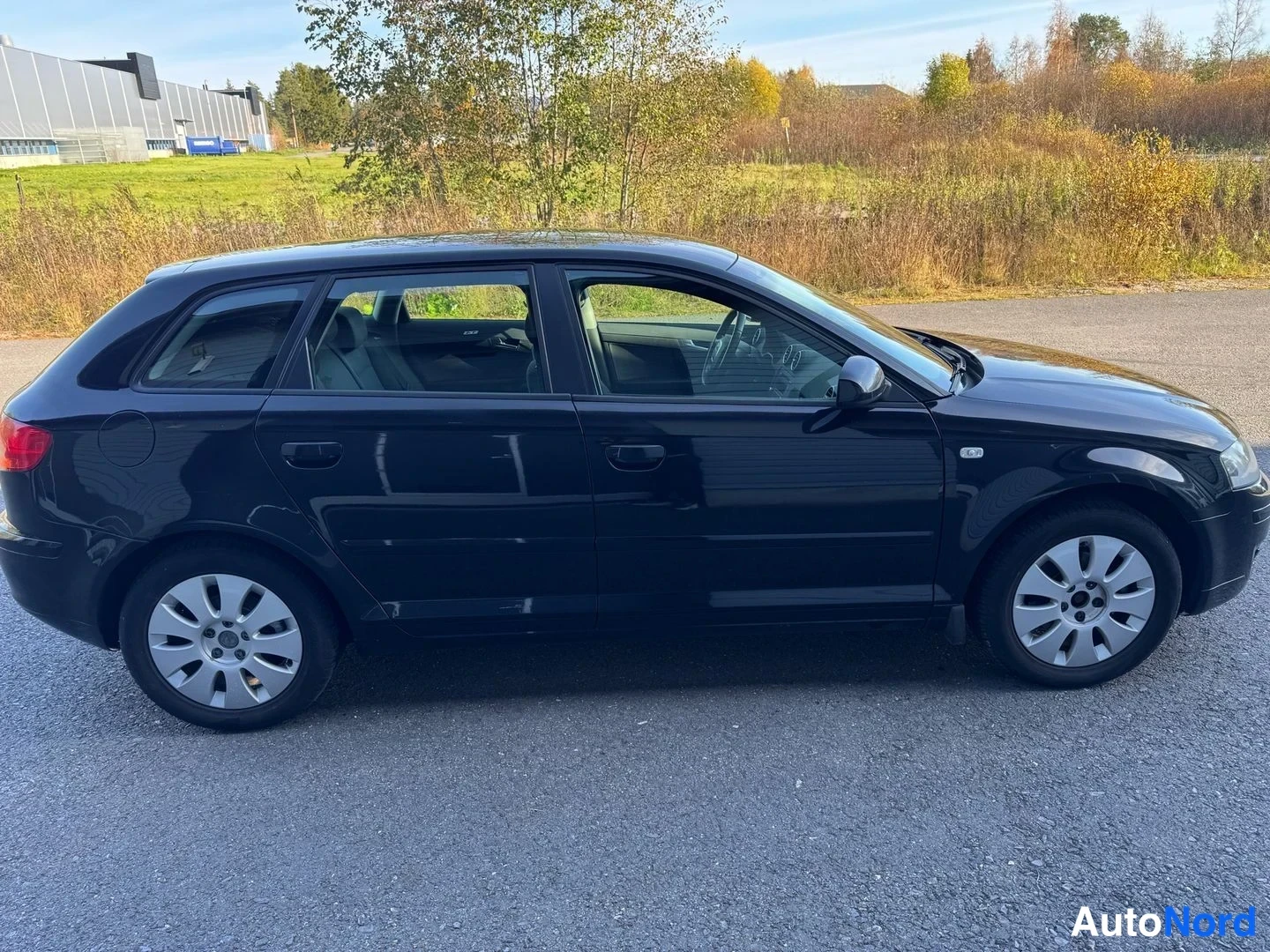 Sivulta: Musta Audi A3 viistoperä sivulta kuvattuna vasen kylki näkyvissä.