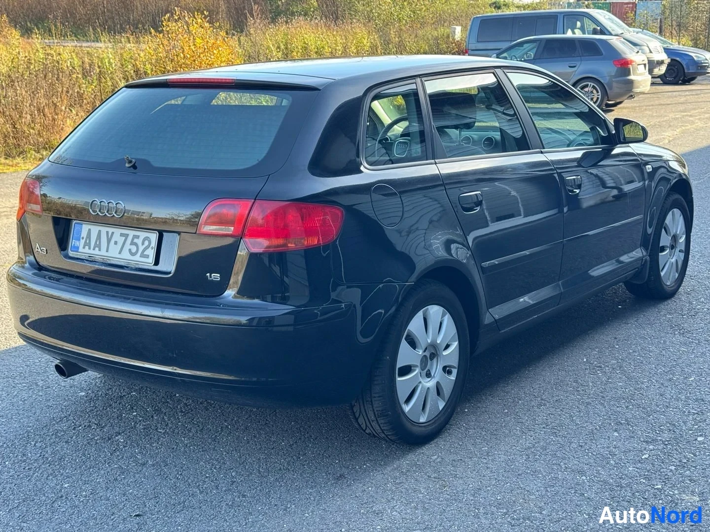 Takaviisto: Mustan viistoperäisen auton takakolmasosan näkymä oikealta, rekisterikilpi ja Audi-merkit näkyvät.