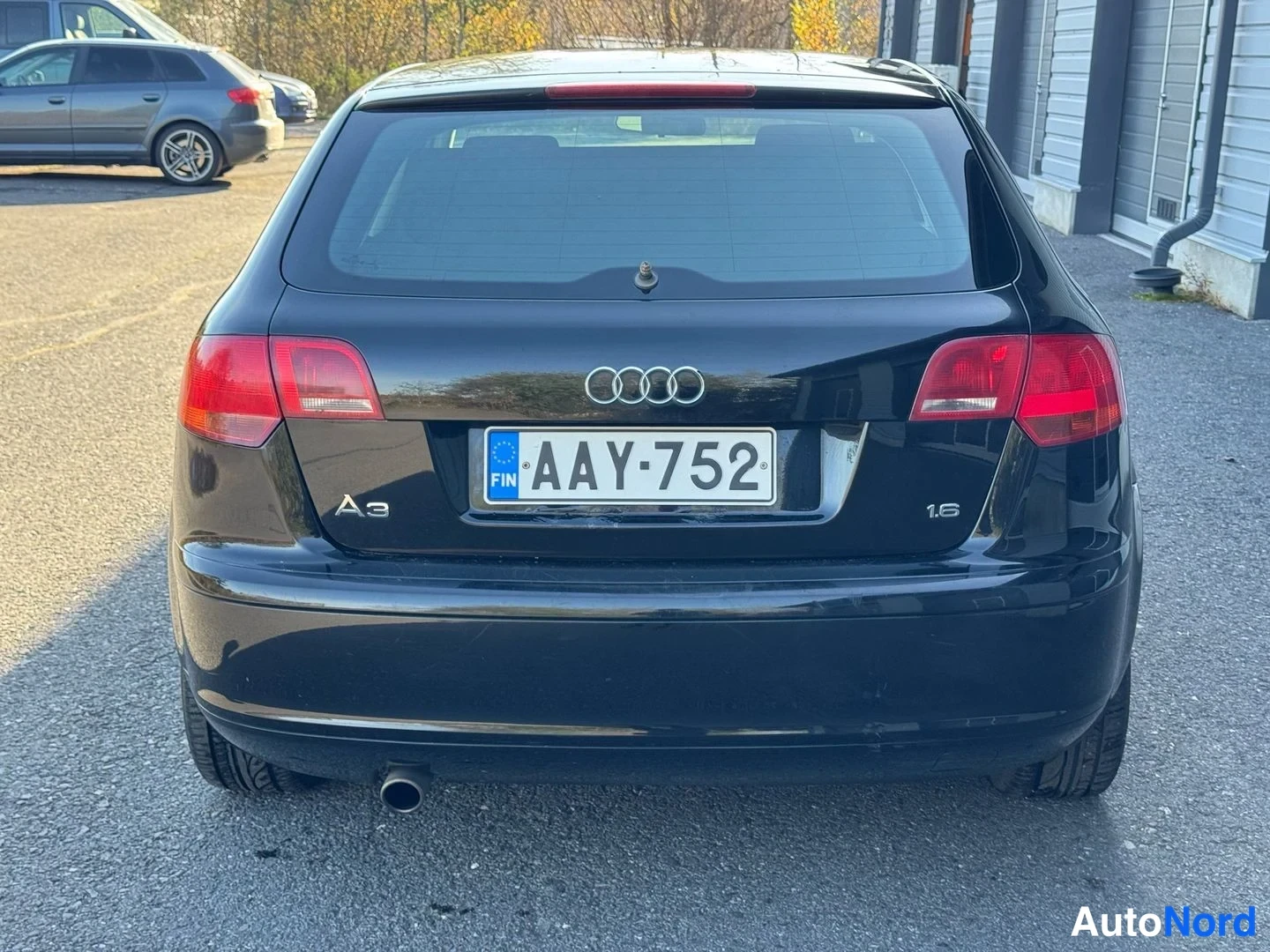 Takaa: Takaosan suora näkymä mustasta viistoperäisestä autosta, A3- ja 1.6-merkinnät sekä rekisterikilpi.