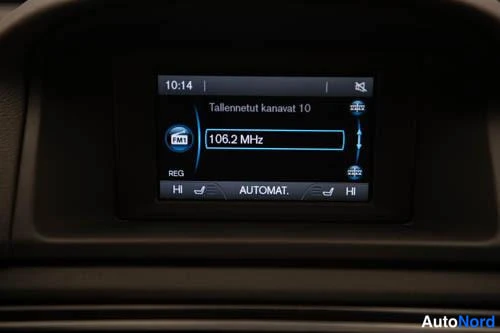 Muu: Auton radio/infotainment-näyttö näyttää DAB-radioasemaksi 106.2 MHz ja tallennettujen kanavien määräksi 10, kellonaika 10:14.