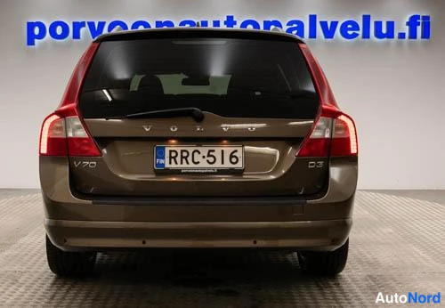 Takaa: Ruskea Volvo V70 D3 suoraan takaa kuvattuna, rekisteritunnus ja V70- ja D3-merkit takaluukussa.